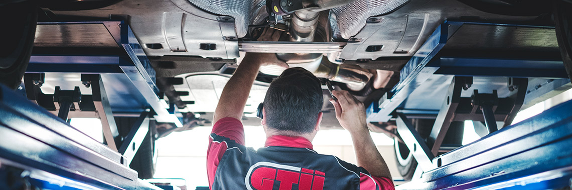 GTÜ-Prüfer bei der Arbeit